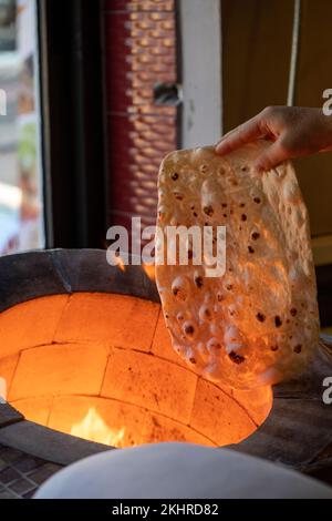 pain de lave cuit dans un feu de bois dans un tandoor. Tandır laves Banque D'Images