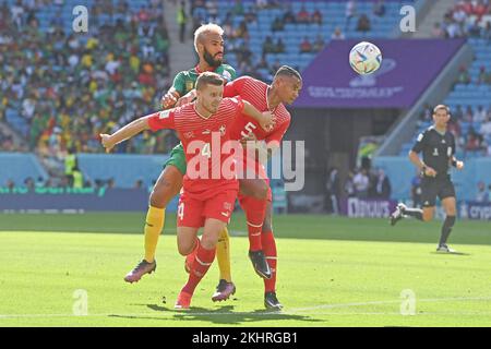 Al Wakra, Qatar. 24 novembre 2022, Eric CHOUPO MOTING (CMR), action, duels contre Nico ELVEDI (SUI) et Manuel AKANJI (SUI). Suisse (SUI) - Cameroun (CMR) groupe Stage G le 24.11.2022, stade Al Janoub. Coupe du monde de football 2022 au Qatar à partir de 20,11. - 18.12.2022 ? Credit: dpa Picture Alliance/Alay Live News Banque D'Images