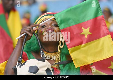 Al Wakra, Qatar. 24 novembre 2022, fan, fan de football, cameroun, femme, femme Suisse (SUI) - Cameroun (CMR) groupe Stage G le 24.11.2022, stade Al Janoub. Coupe du monde de football 2022 au Qatar à partir de 20,11. - 18.12.2022 ? Credit: dpa Picture Alliance/Alay Live News Banque D'Images