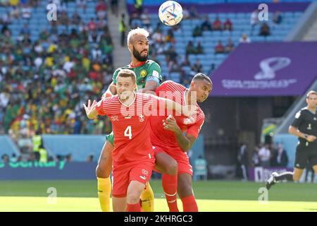 Al Wakra, Qatar. 24 novembre 2022, Eric CHOUPO MOTING (CMR), action, duels contre Nico ELVEDI (SUI) et Manuel AKANJI (SUI). Suisse (SUI) - Cameroun (CMR) groupe Stage G le 24.11.2022, stade Al Janoub. Coupe du monde de football 2022 au Qatar à partir de 20,11. - 18.12.2022 ? Credit: dpa Picture Alliance/Alay Live News Banque D'Images