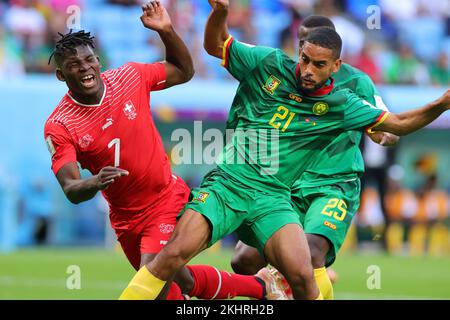 Al Wakrah, Qatar. 24th novembre 2022. Breel Embolo de Suisse et Jean-Charles Castelletto du Cameroun défi pour le ballon lors de la coupe du monde de la FIFA Qatar 2022 Groupe G match entre la Suisse et le Cameroun au stade Al Janoub, Al-Wakrah, Qatar, le 24 novembre 2022. Photo de Peter Dovgan. Utilisation éditoriale uniquement, licence requise pour une utilisation commerciale. Aucune utilisation dans les Paris, les jeux ou les publications d'un seul club/ligue/joueur. Crédit : UK Sports pics Ltd/Alay Live News Banque D'Images