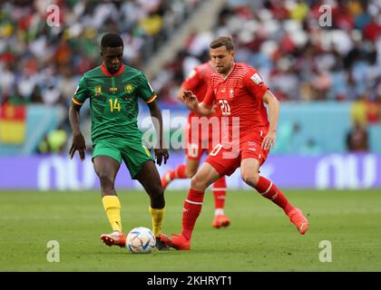 Al Wakrah, Qatar. 24th novembre 2022 ; Stade Al Janoub, Al Wakrah, Qatar ; coupe du monde de football de la FIFA, Suisse contre Cameroun ; Fabian Frei de la Suisse marque sur la chaussure de Samuel Oum Gouet du Cameroun Credit: Action plus Sports Images/Alamy Live News Banque D'Images