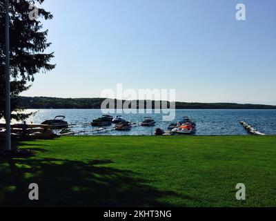 Les bateaux au bord du rivage vert du lac Skaneateles par une journée ensoleillée dans la ville de New York Banque D'Images