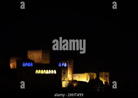 Vue de nuit du château de Leiria (Castelo de Leiria), un château médiéval surplombant la ville de Leiria, la Région Centre du Portugal Banque D'Images