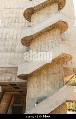 Classé, comme a, UNESCO, site du patrimoine mondial, le, «Cité radieuse», (ville radiante), conçu, par, le Corbusier, «unité d’habitation» (unité de bloc de logement),an,architectural, concept, jeu, avec, lumières, perspectives, Et couleurs.complexe d'appartements, construit entre 1947 et 1952.Marseille,commune de Marseille, Bouches-du-Rhône, la deuxième plus grande ville de France, Marseille, est la préfecture de la France, département de Bouches-du-Rhône, et, capitale, De la région Provence-Alpes-Côte d'Azur. Sud de la France,France,Français,deuxième plus grande ville de France,août,été,Europe,Europe, Banque D'Images