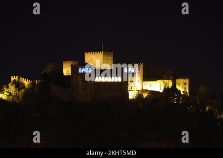 Vue de nuit du château de Leiria (Castelo de Leiria), un château médiéval surplombant la ville de Leiria, la Région Centre du Portugal Banque D'Images