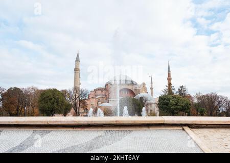 Vue imprenable sur la Grande Mosquée de Santa Sofia avec une fontaine en premier plan. Banque D'Images