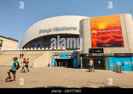 Orange Vélodrome,stade,de,OM,Olympique de Marseille,football,équipe,redéveloppée,sur,toit,vallonné,stade,Boulevard Michelet,Marseille,Marseille,commune de Bouches-du-Rhône, la deuxième plus grande ville de France,Marseille, est la préfecture de la France, département des Bouches-du-Rhône, et capitale, De la région Provence-Alpes-Côte d'Azur. Sud de la France,France,Français,deuxième plus grande ville de France,août,été,Europe,Europe, Banque D'Images