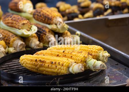 Savoureux maïs grillé sur la rafle, un populaire turc de rue nourriture grillée et vendu à partir de chariots de rue et étals par des vendeurs dans les villes turques comme Banque D'Images