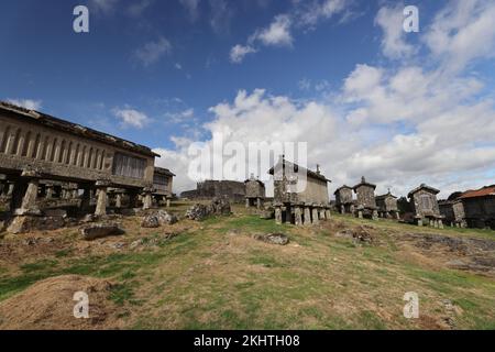 Un vieux grenier (espigueiros) et le château au-dessus du village de Lindoso dans le Parque Nacional da Peneda-Geres, dans le nord du Portugal. Banque D'Images