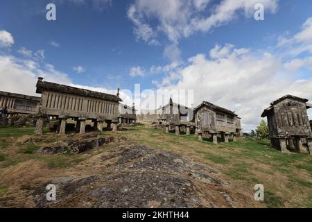 Un vieux grenier (espigueiros) et le château au-dessus du village de Lindoso dans le Parque Nacional da Peneda-Geres, dans le nord du Portugal. Banque D'Images