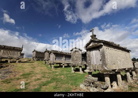 Un vieux grenier (espigueiros) et le château au-dessus du village de Lindoso dans le Parque Nacional da Peneda-Geres, dans le nord du Portugal. Banque D'Images