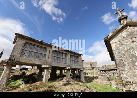 Un vieux grenier (espigueiros) et le château au-dessus du village de Lindoso dans le Parque Nacional da Peneda-Geres, dans le nord du Portugal. Banque D'Images