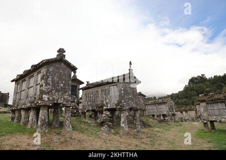 Un vieux grenier (espigueiros) et le château au-dessus du village de Lindoso dans le Parque Nacional da Peneda-Geres, dans le nord du Portugal. Banque D'Images