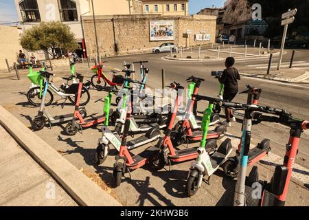 Dott,Lime,entreprise,scooters,électriques,scooter,bicyclette,bicyclette,parking,sur,le,bord,de,route,location,à,pied,de,la,Basilique notre-Dame de la Garde,Marseille,Marseille,commune de Bouches-du-Rhône, la deuxième plus grande ville de France,Marseille, est le département de la capitale, Bouches-du Rhône, Marseille De la région Provence-Alpes-Côte d'Azur. Sud de la France,France,Français,deuxième plus grande ville de France,août,été,Europe,Europe, Banque D'Images