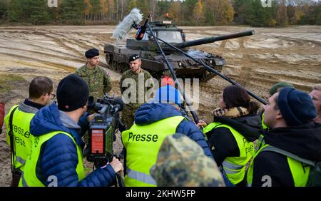 Munster, Allemagne. 24th novembre 2022. Les soldats slovaques donnent une interview aux représentants des médias devant un char d'école de conduite Bundeswehr Leopard II. La Bundeswehr forme actuellement des soldats slovaques sur le char de combat principal Leopard 2 A4 à Munster. Le contexte est un échange de 15 chars Leopard vers la Slovaquie commandé par le gouvernement allemand, comme l'a annoncé la Bundeswehr jeudi. Credit: Philipp Schulze/dpa/Alamy Live News Banque D'Images