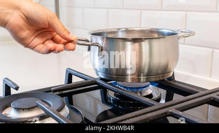 Le pot est sur le brûleur à gaz de la cuisinière. Banque D'Images