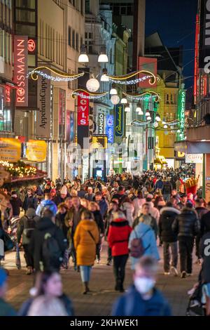 Période d'avant Noël à Dortmund, zone piétonne, rue commerçante Westenhellweg, beaucoup de gens vont faire du shopping, NRW, Allemagne, Banque D'Images