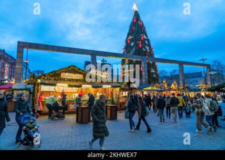 Marché de Noël à Dortmund, Hansaplatz, le marché avec le plus grand arbre de Noël au monde, NRW, Allemagne, Banque D'Images