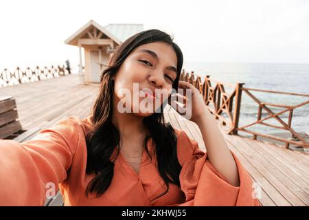 Portrait d'une femme hispanique prenant un selfie sur le quai touristique Banque D'Images