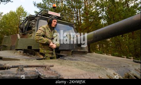 Munster, Allemagne. 24th novembre 2022. Un soldat slovaque sort d'un char d'école de conduite Bundeswehr Leopard II. La Bundeswehr forme actuellement des soldats slovaques sur le char de combat principal Leopard 2 A4 à Munster. Le contexte est un échange de 15 chars Leopard vers la Slovaquie commandé par le gouvernement allemand, comme l'a annoncé la Bundeswehr jeudi. Credit: Philipp Schulze/dpa/Alamy Live News Banque D'Images