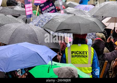 Bristol, Royaume-Uni. 24th novembre 2022. Par temps très humide, les professeurs de l'université de Bristol continuent à faire grève dans leur lutte pour les retraites, un salaire juste et égal, des charges de travail raisonnables et la fin des contrats précaires. Les travailleurs sont soutenus par l'UCU ou le University College Union, qui anticipent un virage élevé sur les lignes de piquetage. La stagnation des salaires à mesure que le coût de la vie augmente ajoute à l'anxiété du personnel de l'université. Les membres du syndicat tiennent un rassemblement à l'extérieur des salles Victoria. Crédit : JMF News/Alay Live News Banque D'Images