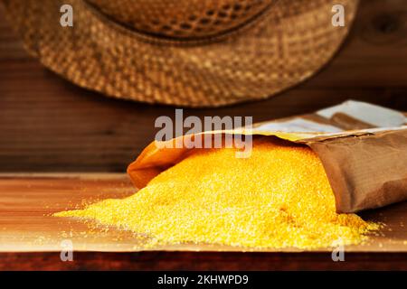 Céréales jaunes de semoule de maïs, polenta en sac sur table en bois, cuisine traditionnelle italienne Banque D'Images