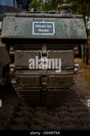 Munster, Allemagne. 24th novembre 2022. 'KfAusbZ SIM Munster' pour KraftfahrausbZ Simulation Munster est écrit sur un char d'entraînement de pilote Bundeswehr Leopard II. La Bundeswehr forme actuellement des soldats slovaques sur le char de combat principal Leopard 2 A4 à Munster. Le contexte est un échange de 15 chars Leopard vers la Slovaquie commandé par le gouvernement allemand, comme l'a annoncé la Bundeswehr jeudi. Credit: Philipp Schulze/dpa/Alamy Live News Banque D'Images