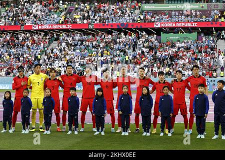 Doha, Qatar. 24th novembre 2022. DOHA - (lr) Heung-min le gardien de but de la République de Corée Seung-Gyu Kim, Jin-su Kim de la République de Corée, min-jae Kim de la République de Corée, UI-jo Wang de la République de Corée, In-beom Hwang de la République de Corée, Woo-Young Jung de la République de Corée, Jae-sung Lee de la République de Corée, Moon-hwan de Corée, République de Corée, Sang-ho Na de la République de Corée, jeune-gwon Kim de la République de Corée pendant la coupe du monde de la FIFA Qatar 2022 groupe H match entre l'Uruguay et la Corée du Sud au stade de la ville d'éducation sur 24 novembre 2022 à Doha, Qatar. Credit: ANP/Alamy Live News Banque D'Images