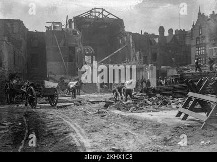 Photographie noir et blanc de la fin de l'époque victorienne ou du début de l'époque édouardienne montrant des ouvriers sur un chantier de Nottingham, en Angleterre, entouré de vieux bâtiments. Banque D'Images