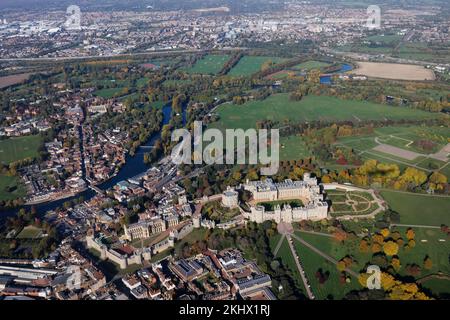 Vue panoramique aérienne de Windsor et d'Eton avec la Tamise par une journée ensoleillée avec le château de Windsor en premier plan, Slough en arrière-plan Banque D'Images