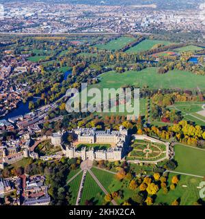 Vue panoramique aérienne du quartier supérieur du château de Windsor et du parc avec Eton avec la Tamise et Slough en arrière-plan lors d'une journée ensoleillée en automne Banque D'Images