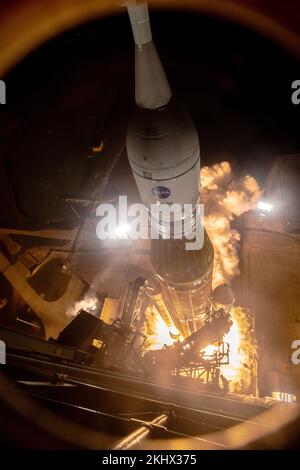 KENNEDY SPACE CENTER, FLORIDE, Etats-Unis - 16 novembre 2022 - Liftoff! Le système de lancement spatial de la NASA transportant le vaisseau spatial Orion se soulève du plateau lors du lancement Banque D'Images