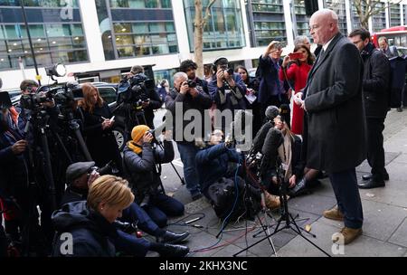 Mick Lynch, secrétaire général du syndicat des chemins de fer, des Maritimes et des Transports (RMT), s'adresse aux médias à l'extérieur des bureaux du ministère des Transports dans le centre de Londres, à la suite d'une réunion avec le secrétaire des Transports, Mark Harper, au sujet du conflit ferroviaire en cours. Date de la photo: Jeudi 24 novembre 2022. Banque D'Images