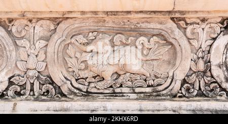 Stuc de bas-relief antique de lion mythologique avec tête d'éléphant, sur le mur de la bibliothèque hor trai dans le temple bouddhiste Wat Phra Singh, Chiang Mai, Thaïlande Banque D'Images
