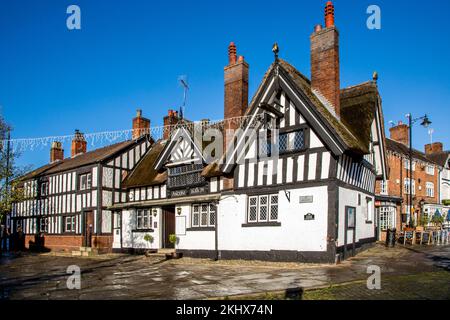 Le Black Bear inn noir et blanc à colombages situé dans la ville de marché de Cheshire, Sandbach, en Angleterre Banque D'Images