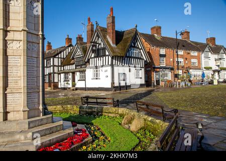 Le mur du mémorial, place du marché et à colombages Black Bear inn noir et blanc dans la ville de marché de Cheshire, en Angleterre Sandbach Banque D'Images