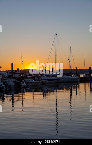 Yachts amarrés à Brixham Marina au coucher du soleil, Devon, Angleterre Banque D'Images