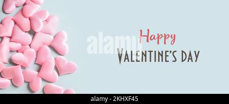 Coeurs roses romantiques sur fond bleu. Carte de vœux avec texte - Bonne Saint Valentin. Concept d'amour. Banque D'Images