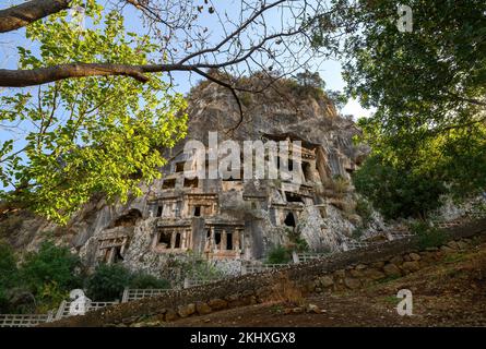 Tombeaux de roche d'Amyntas à l'ancien Telmessos, en Lycia. Maintenant dans la ville de Fethiye, Turquie Banque D'Images