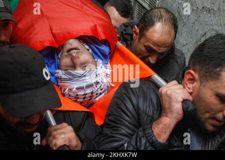 (NOTE DE LA RÉDACTION: L'image dépeint la mort)les boureurs portent le corps de l'un des deux Palestiniens qui ont été tués par l'armée israélienne lors des affrontements, à ses funérailles à Naplouse. (Photo de Nasser Ishtayeh / SOPA Images/Sipa USA) Banque D'Images