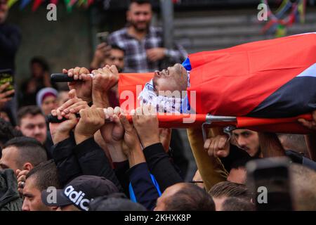 (NOTE DE LA RÉDACTION: L'image dépeint la mort)les boureurs portent le corps de l'un des deux Palestiniens qui ont été tués par l'armée israélienne lors des affrontements, à ses funérailles à Naplouse. (Photo de Nasser Ishtayeh / SOPA Images/Sipa USA) Banque D'Images