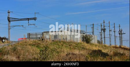 Grande électrification ferroviaire de la ligne principale de l'Ouest à la sous-gare de Christian Malford, Wiltshire. Banque D'Images