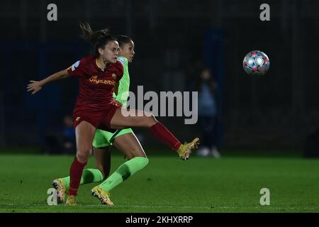 Annamaria Serturini (Roma Femminile)Sveindi Jane Jonsdottir (Wolfsburg Women) lors de l'UEFA Women's Champions League 2022 2023 match entre les femmes roms 1-1 Wolfsburg Women at Domenico Francioni on 23 novembre 2022 in Latina, Italie. Credit: Maurizio Borsari/AFLO/Alay Live News Banque D'Images