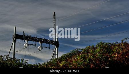 Équipement de ligne aérienne dans le Wiltshire, partie de l'électrification ferroviaire de la ligne principale Great Western. Banque D'Images