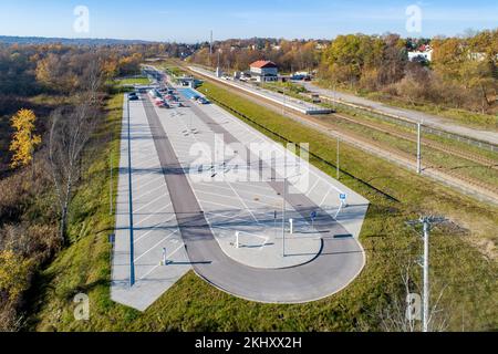 P+R. Parc et promenade grand parking, avec des installations pour handicapés et une petite gare dans le quartier de Swoszowice à Cracovie, Pologne, pour la ville rapide t Banque D'Images