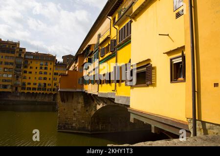 Le Ponte Vecchio est un pont en pierre médiéval florentin le plus ancien au-dessus de l'Arno, à Florence, en Italie. Il a été construit à l'époque romaine Banque D'Images