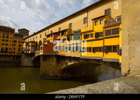 Le Ponte Vecchio est un pont en pierre médiéval florentin le plus ancien au-dessus de l'Arno, à Florence, en Italie. Il a été construit à l'époque romaine Banque D'Images