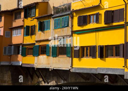 Le Ponte Vecchio est un pont en pierre médiéval florentin le plus ancien au-dessus de l'Arno, à Florence, en Italie. Il a été construit à l'époque romaine Banque D'Images