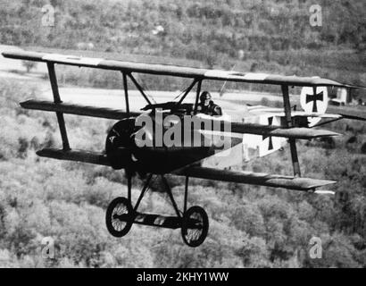 Une photographie d'époque en noir et blanc montrant un Fokker DR.1 Triplane de la Luftwaffe de l'Armée de l'Air allemande en vol. Banque D'Images